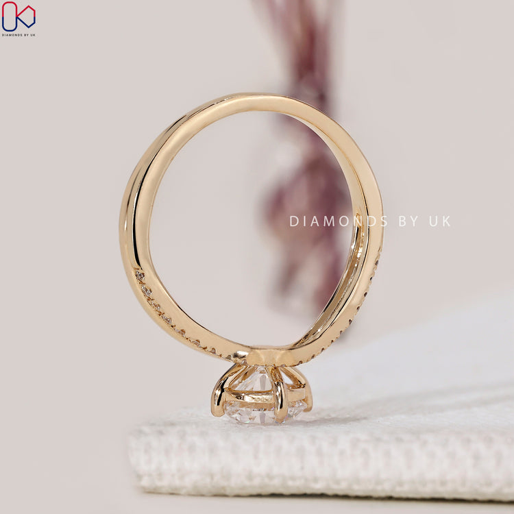 Handmade jewellery, round diamond ring in yellow gold.
