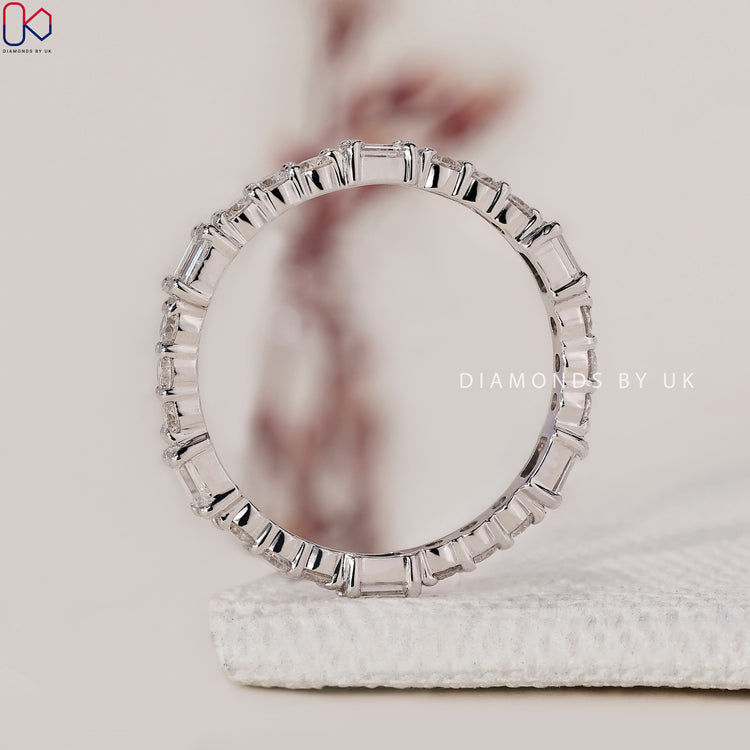 Minimalist wedding band designed for simplicity and understated sophistication.
