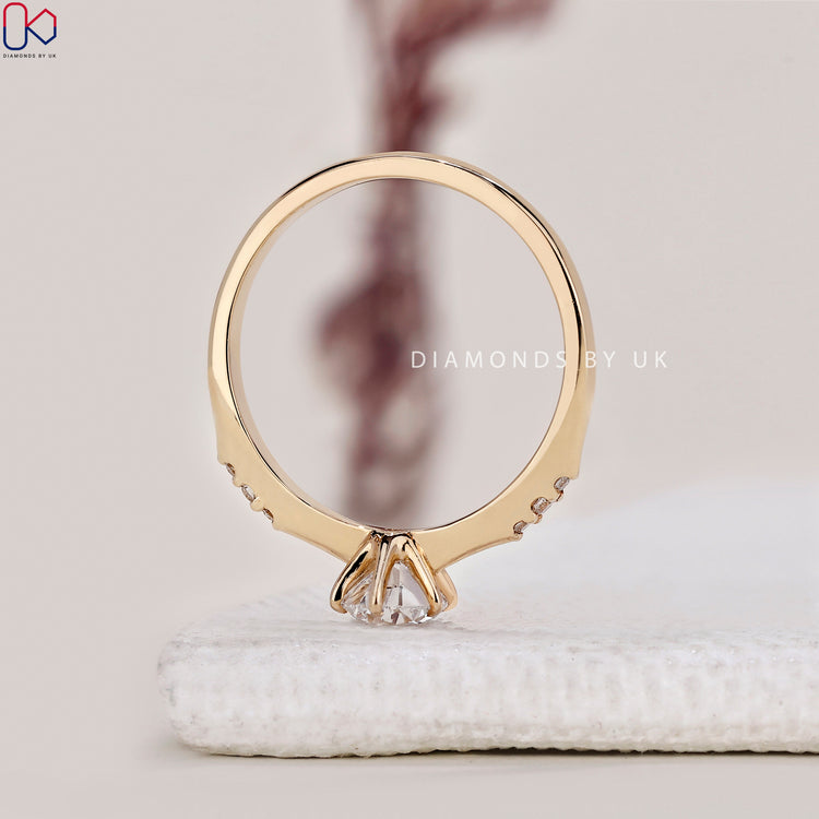 6 prong claw setting securely holds the round brilliant cut diamond ring.
