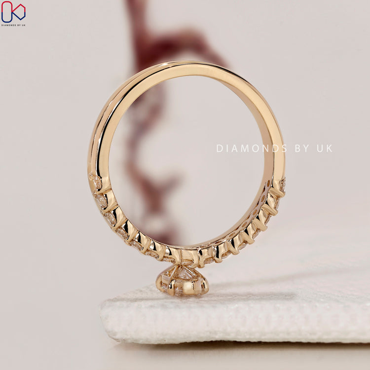 V-shaped prong setting enhances the brilliance of the diamond.
