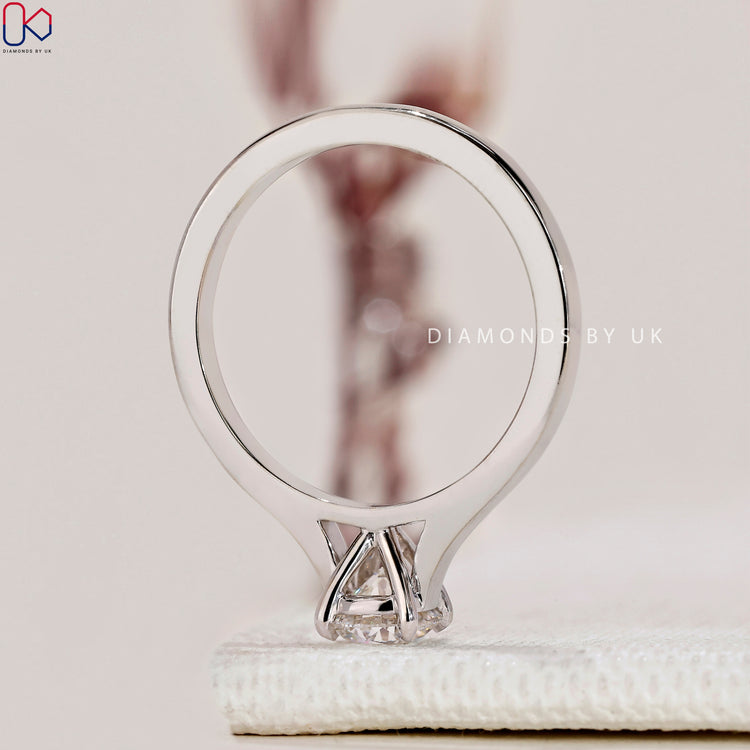 Diamondsbyuk Ring with a dazzling solitaire diamond.

