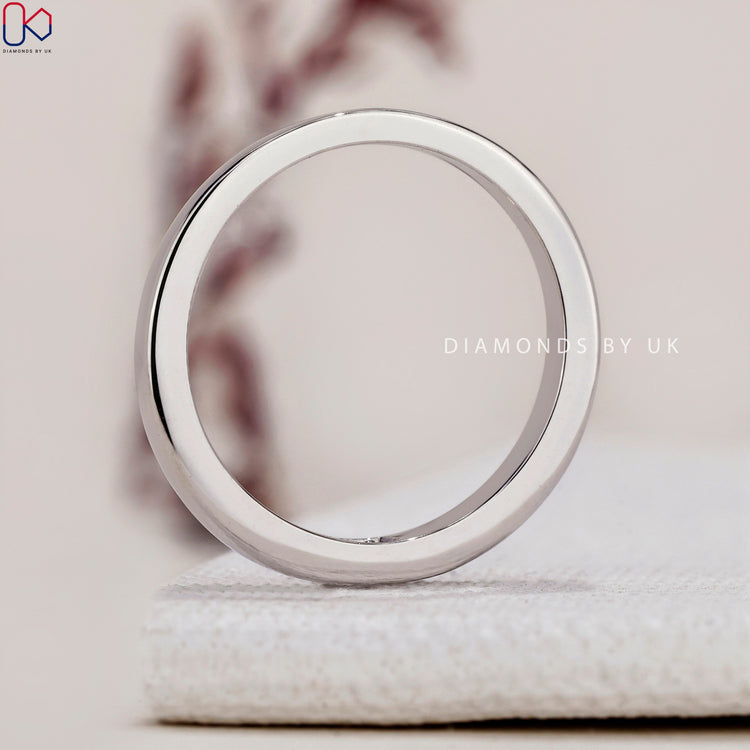 IGI certified wedding band ensuring the highest quality and authenticity.
