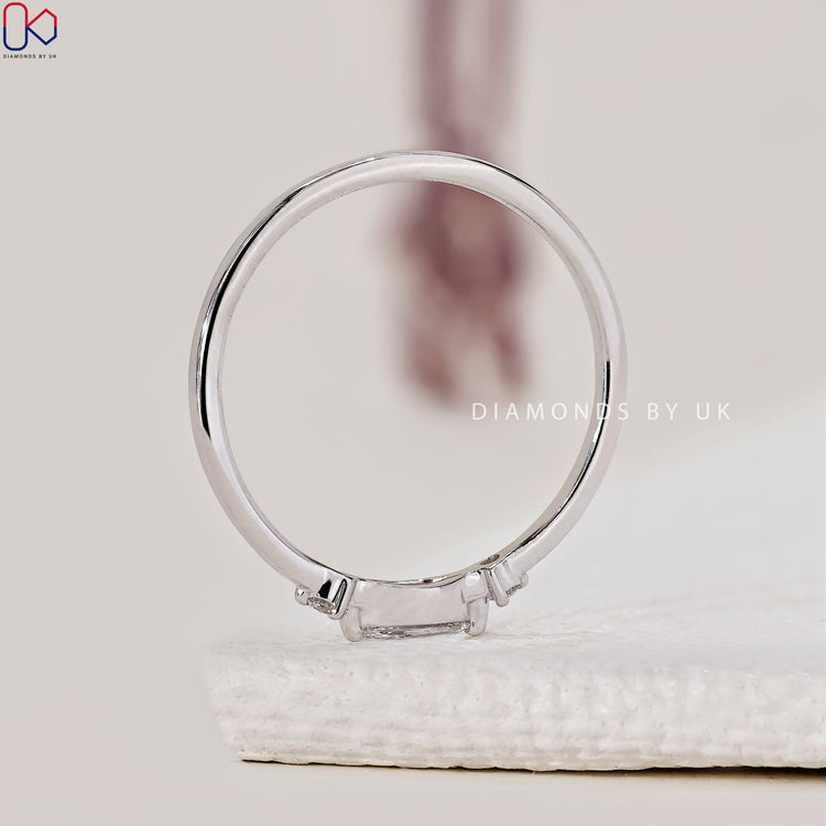 Lab Grown Diamond 3 stone diamond wedding band design.

