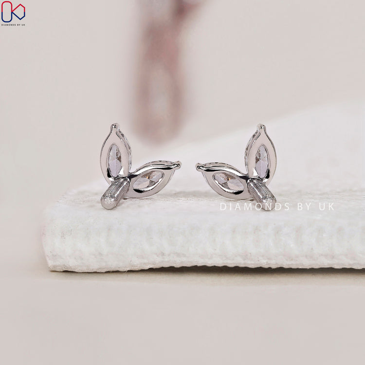 Dazzling stud earrings perfect for everyday elegance.
