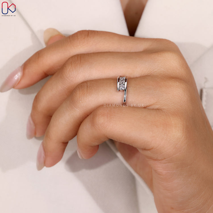 Diamondsbyuk band with round cut diamonds.
