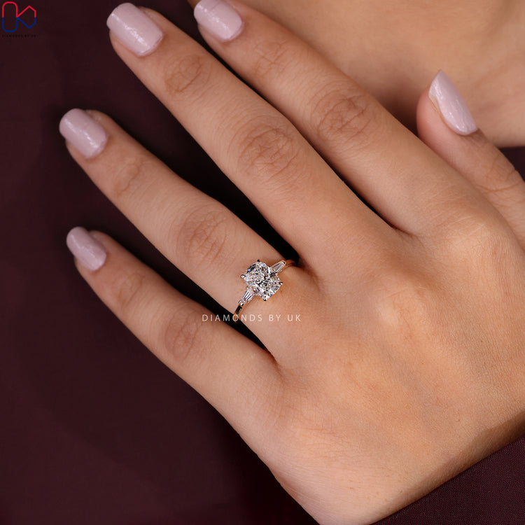 Diamondsbyuk Ring offering classic charm with side stones.
