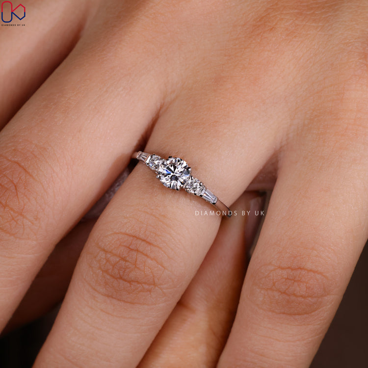 Bar setting ring with fine craftsmanship.
