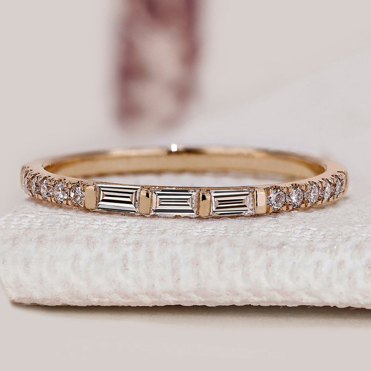 Baguette and round diamond band with bar setting.
