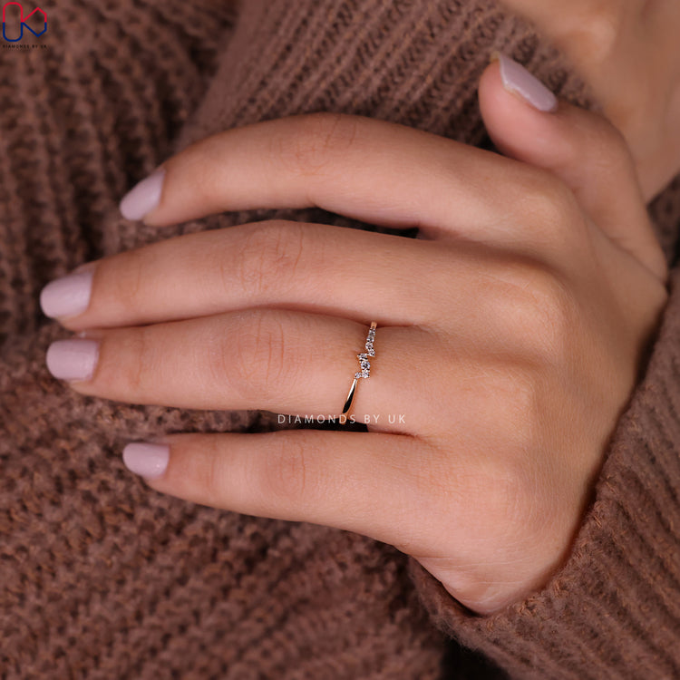 Elegant Diamondsbyuk wedding band with round diamonds set in a shared prong setting.