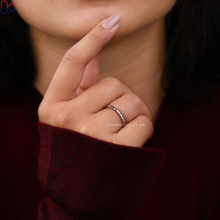 Stackable band in white gold with alternating distance pave and flush settings.
