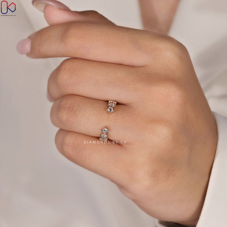 Round diamond band with compass prong style.