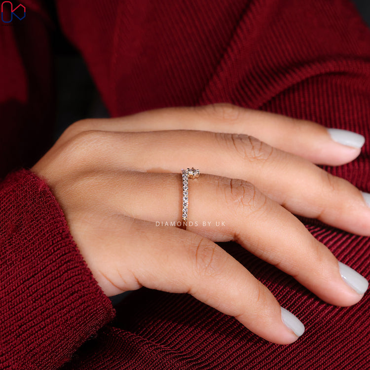 Diamondsbyuk round diamond band with pavé setting.

