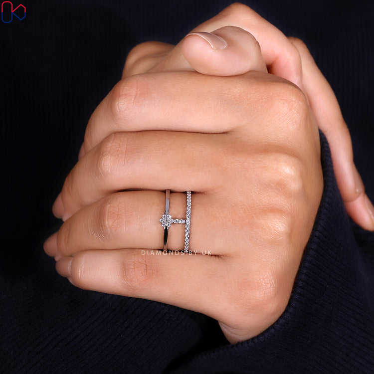 Diamondsbyuk round diamond band with parallel union.