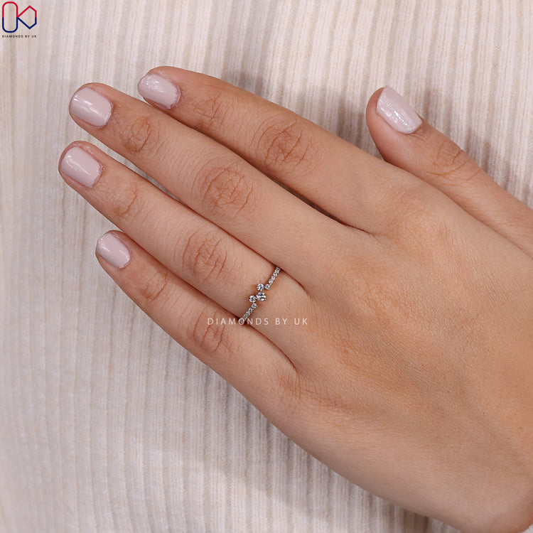 Round diamond wedding band with zigzag cluster setting.
