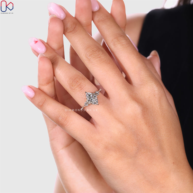 Diamondsbyuk marquise ring with kite and round stones.
