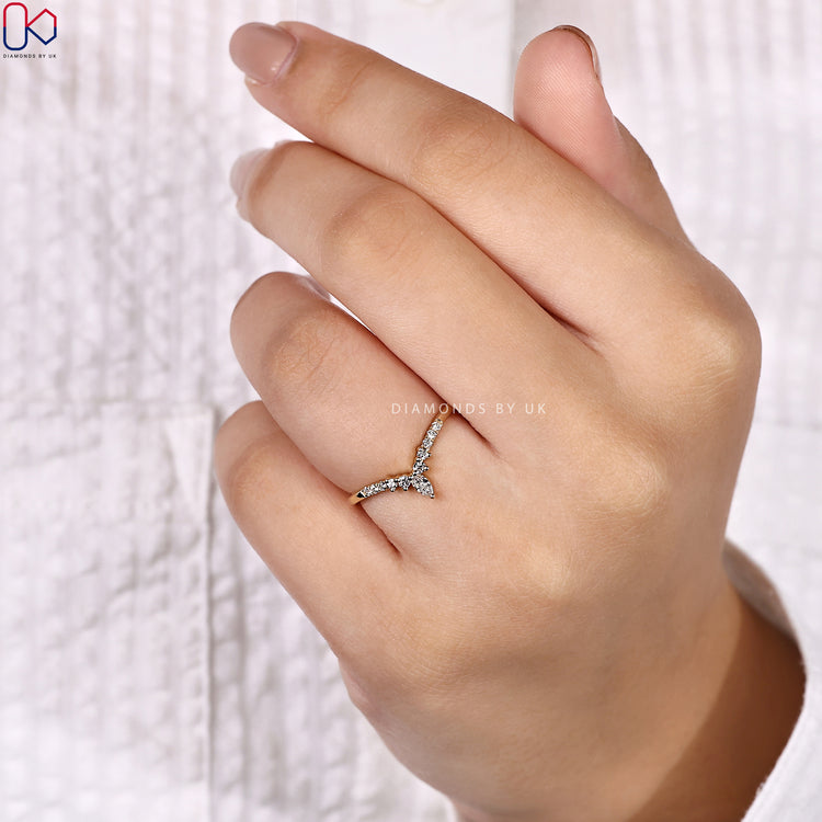 Round and marquise diamond band with curved style.
