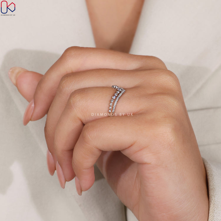 Double row chevron band with round cut diamonds.
