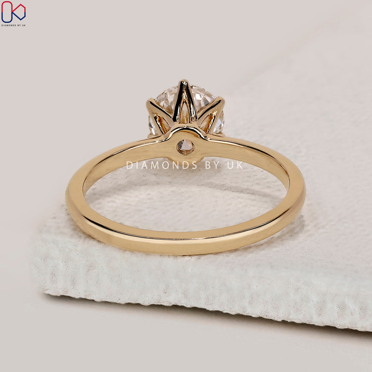 Handmade jewellery with yellow gold ring.
