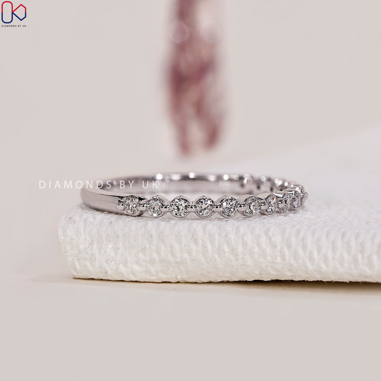 Shared prong design with a modern and sleek appearance.
