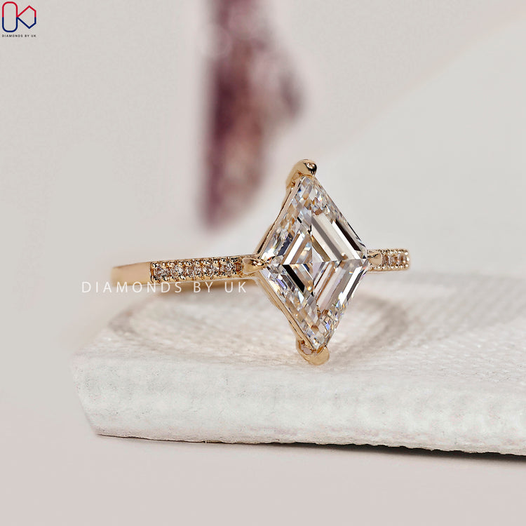 Yellow gold engagement ring with classic charm.
