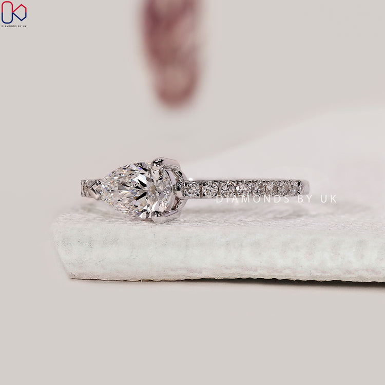 Round diamond pave setting on white gold band.
