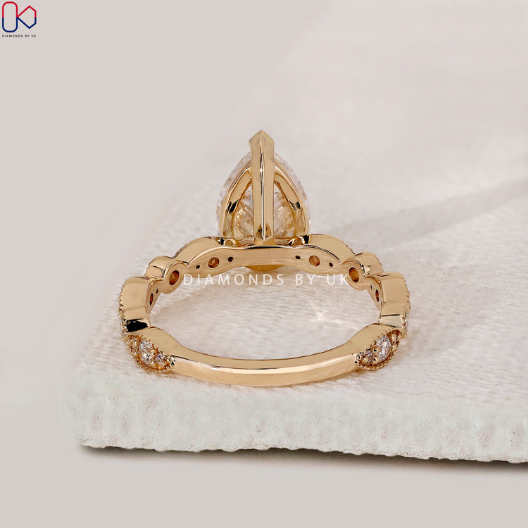 Round diamond stone set in yellow gold ring.
