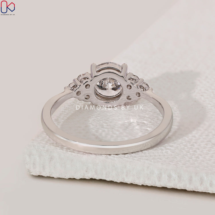 Diamondsbyuk ring with tapered shank ring.
