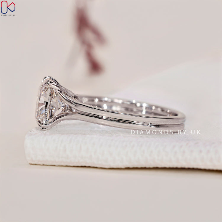 Trellis setting ring with a dazzling round cut diamond.