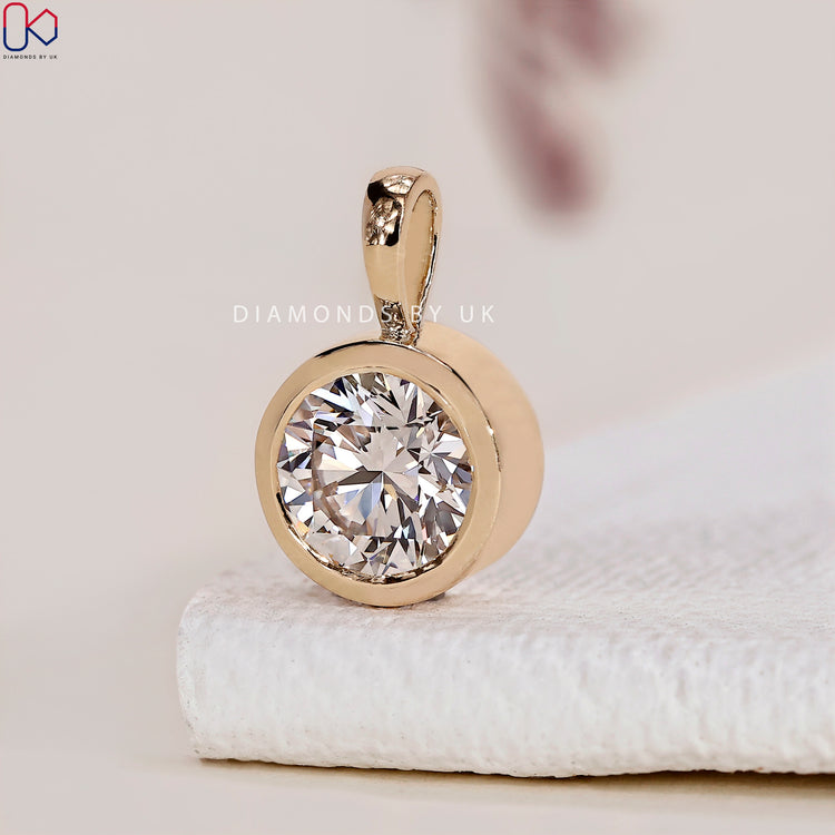 Yellow gold diamond pendant, perfect for any occasion.
