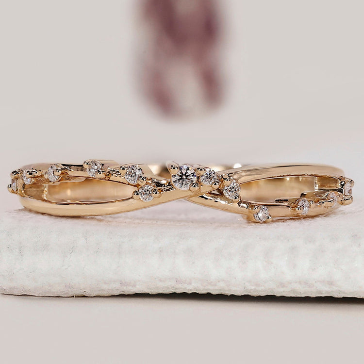 Half eternity band with round cut diamonds.
