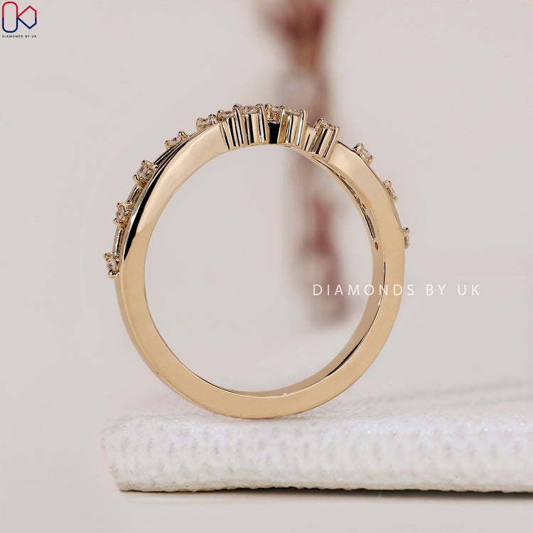 Diamondsbyuk band featuring exquisite diamond setting.
