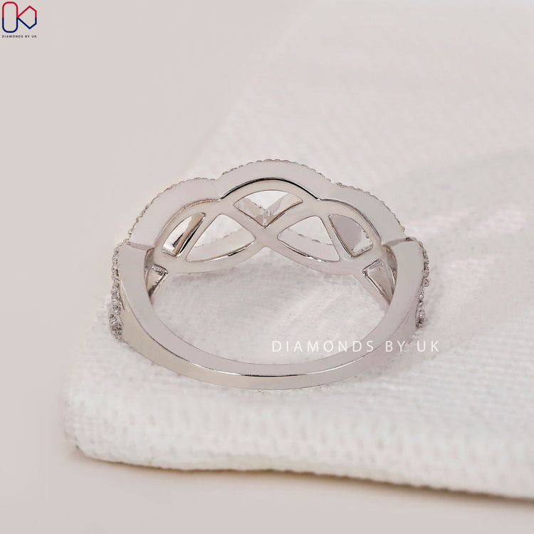 Diamondsbyuk band showcases half eternity diamond band design.
