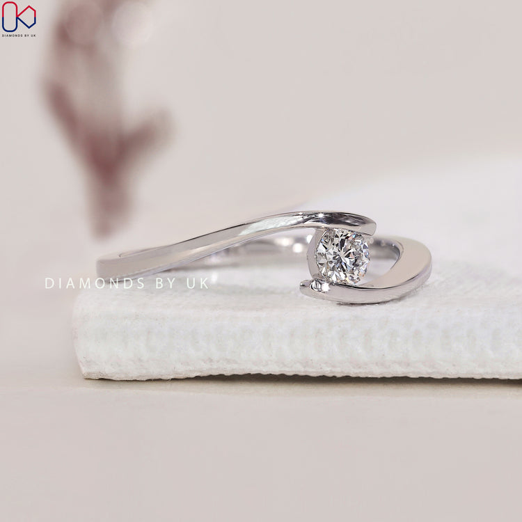 White gold ring with a brilliant solitaire diamond ring for timeless elegance.
