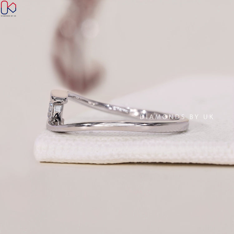 Shop to buy engagement ring with a solitaire diamond ring for a classic look.
