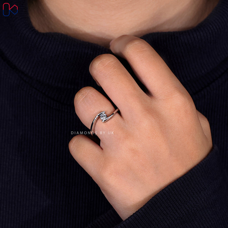 Bypass setting ring with a dazzling round cut diamond ring centre.
