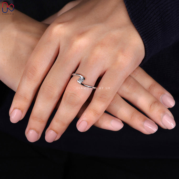Engagement ring UK featuring a stunning round cut diamond ring in a simple setting.

