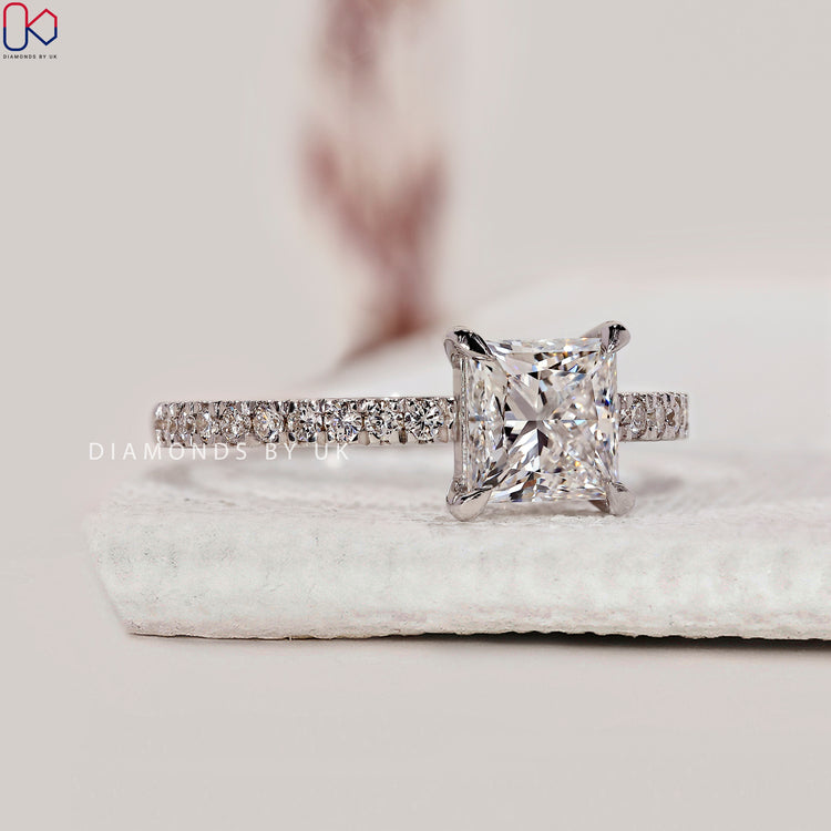 4 claw prong setting with princess diamond center.
