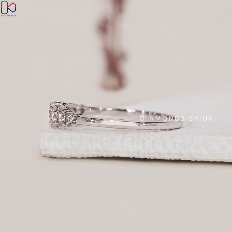 Prong setting band with secure and dazzling diamonds.
