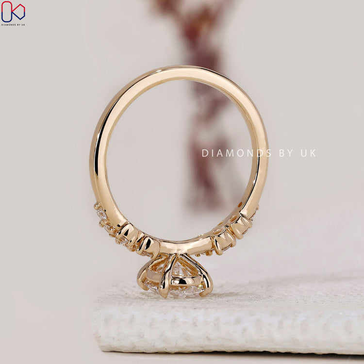 Round diamond side stones with zig zag band design.
