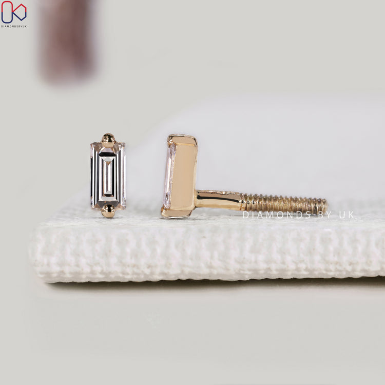 Baguette diamond earrings with solitaire style.