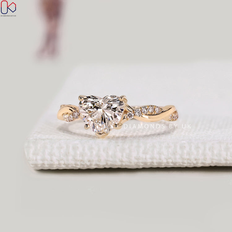 Heart diamond ring with round diamond twisted pavé.
