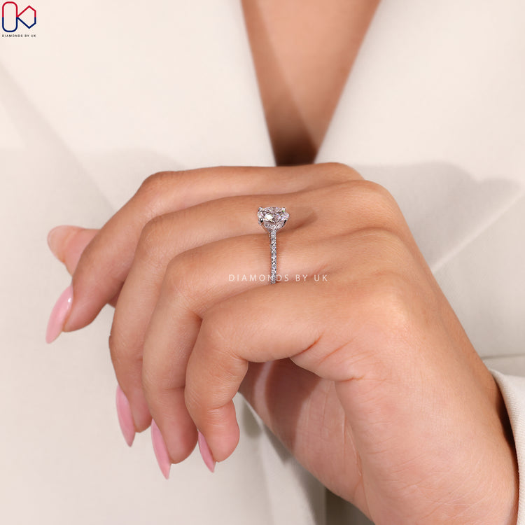 4 prong ring setting with a solitaire diamond.
