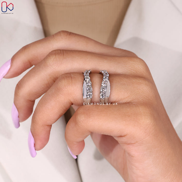 Buy wedding band online from Diamondsbyuk.
