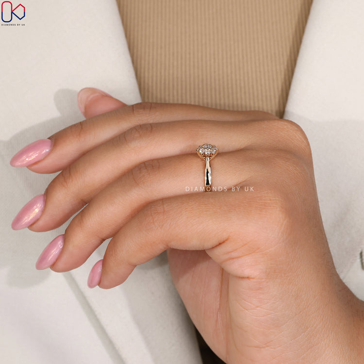 Cluster halo setting ring with enhanced brilliance.
