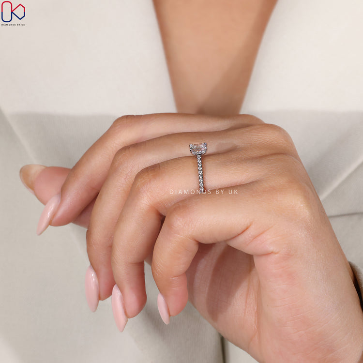 4 claw prong emerald diamond ring
