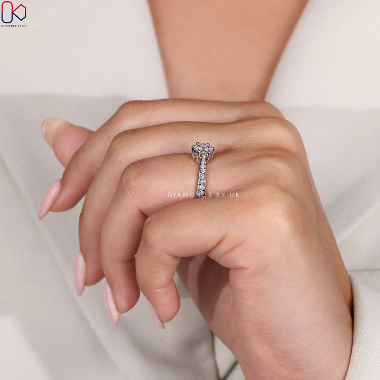 Buy engagement ring with a modern design.
