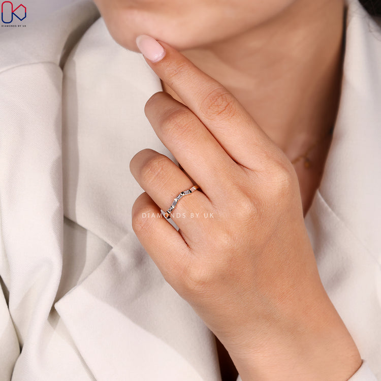 Curvy wedding band in yellow gold diamond band.
