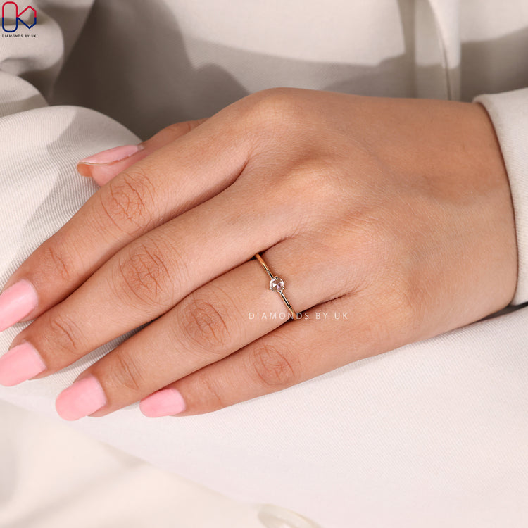 Minimalist engagement ring with clean lines and refined style.
