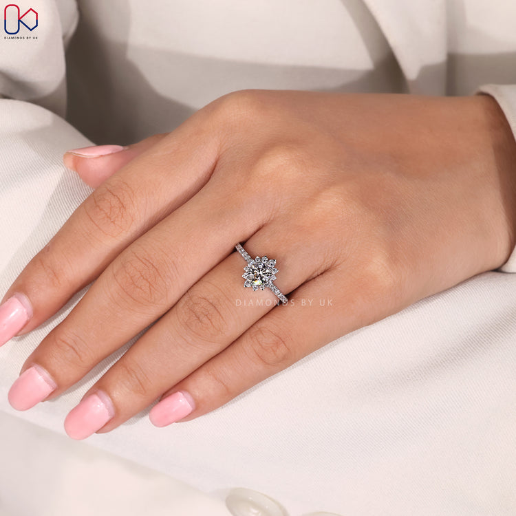 Round cut diamond engagement ring in white gold.
