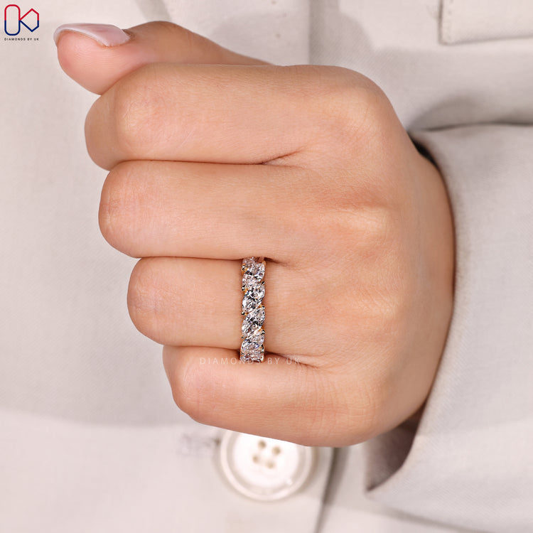 Diamondsbyuk wedding band in yellow gold.
